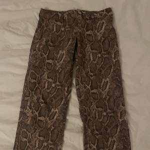 Låg midja leopardmönstrade jeans i storlek 32, sytt om dem själv men från början köpta från Monki