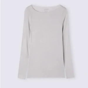 Intimissimi tröja - Säljer nu min intimissimi tröja i färgen ice grey, storlek S. De ända negativa me den är att de är en liten liten prick på ryggen (sista bilden) annars är den så gott som ny. Nytt pris 449kr, mitt pris 300kr Pris kan diskuteras!