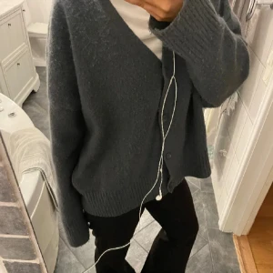 Stickad kofta  - Säljer denna jättefina koftan från zara som knappt är använd💕 (Lånade bilder)