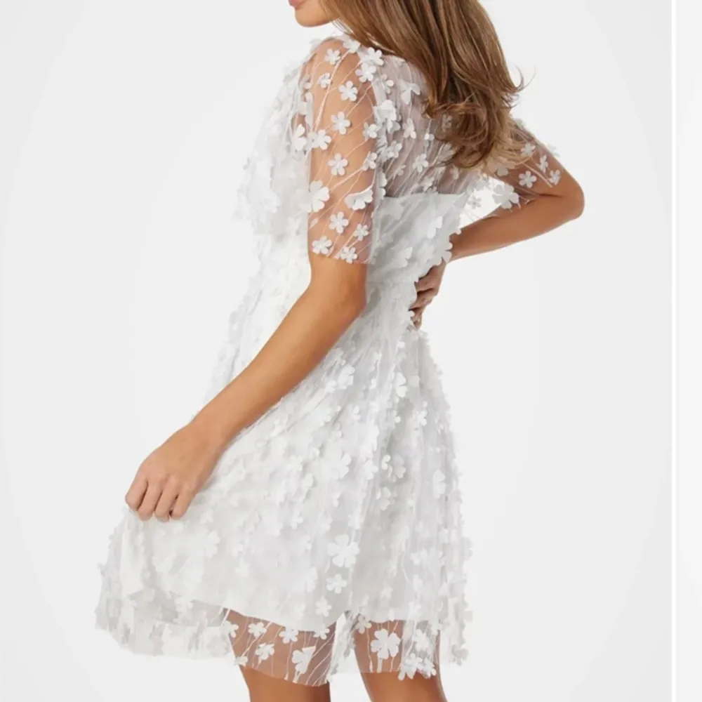 Säljer den populära klänningen från bubbelroom , i storlek 34. Passar perfekt nu till studenten😍 Den är aldrig använd &  prislappen sitter kvar!💌 . Klänningar.