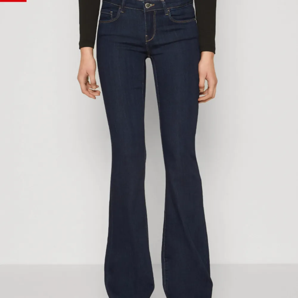 Helt nya och oanvända mörkblå jeans från Only. Perfekt långa på mig som är 166. Hör gärna av dig vid frågor eller för fler bilder. Jeans & Byxor.
