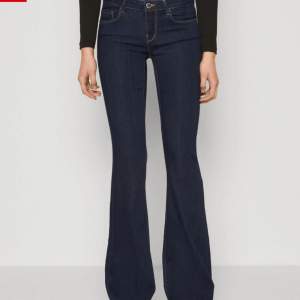Helt nya och oanvända mörkblå jeans från Only. Perfekt långa på mig som är 166. Hör gärna av dig vid frågor eller för fler bilder