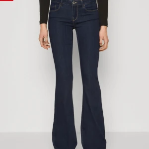 Low rise bootcut jeans - Helt nya och oanvända mörkblå jeans från Only. Perfekt långa på mig som är 166. Hör gärna av dig vid frågor eller för fler bilder