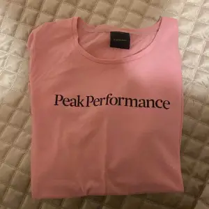 Peak performance T-shirt, storlek s dam Fint skick!