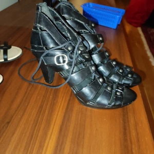 Kängor, sandaler, sko m klack - Använt skick 