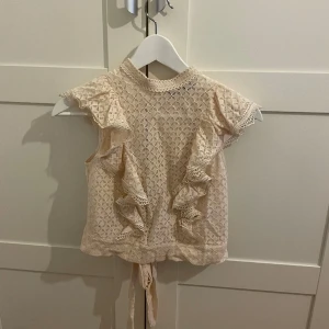 Topp - Jätte fin topp som längre inte kommer till användning tyvärr💗
