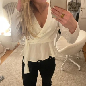 Knytblus  - Vit blus i silke med knytdetalj, helt ny från Nelly med prislapp kvar🤍