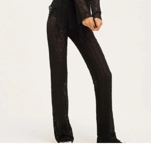 Spetsbyxor  - Säljer mina supersnygga spetsbyxor som inte kommer till användning💗 de är i superbra skick och bara använda ca 3 ggr, men längst ner på kanten av byxorna har de slitits lite, inget som märks men kan skicka bild om de önskas!!💗