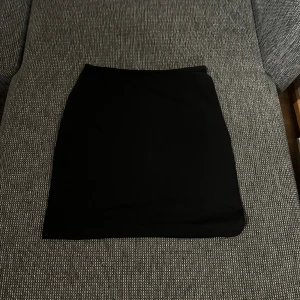 Svart Kjol från Monki - Svart kort kjol från Monki i bra skick och inga defekter förekommer.