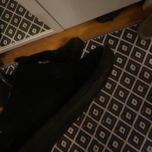 Axel arigato sneakers  - Säljer mina arigato skor eftersom de bara står och skräpar. Nyköpta för 2,5k och säljs för betydligt billigare. Box ingår :)