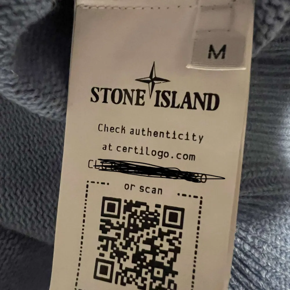 Tröja från Stone Island i fint skick, tröjan är i storlek M och inköpt på NK Gbg.. Tröjor & Koftor.
