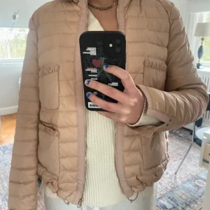 Jacka  - Jätte fin vår jacka från zara, inte använd så mycket är bara lite för liten för mig ❤️