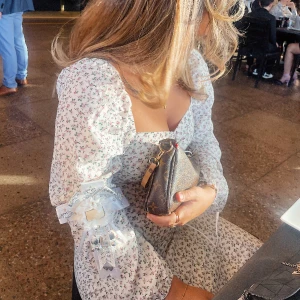 blommig långklänning - super fin blommig klänning. jättefin till sommaren och sitter fint på! använd en gång🩷