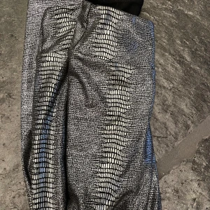 Silvriga leopard byxor - Så sjukt snygga silvriga leopard mönstrade byxor, perfekta på fest eller något annat! Bra skick! Köpta på calzedonia.