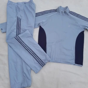CLASSICAL POLO WARMUP 90:s SET - Storlek M, lite oversized. Köparen står för frakt och står inte heller för postens strul. Vintage Adidas 90-tals set, lite slitage annars i väldigt bra skick, kontakta oss vid fler frågor. 🤙