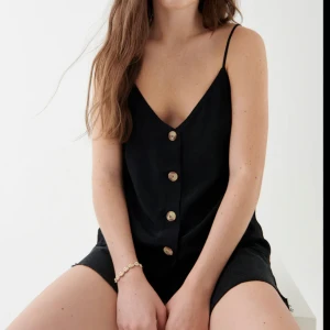 svart linne  - ett liknade linne bara att knapparna på linnet jag säljer är svarta 🩷