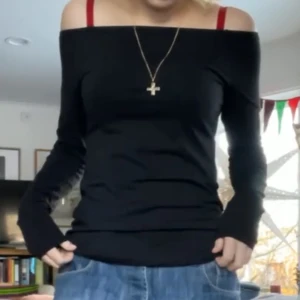 Svart Off-Shoulder tröja - Thight off-shoulder tröja i bra skick. Strorlek S. 😇