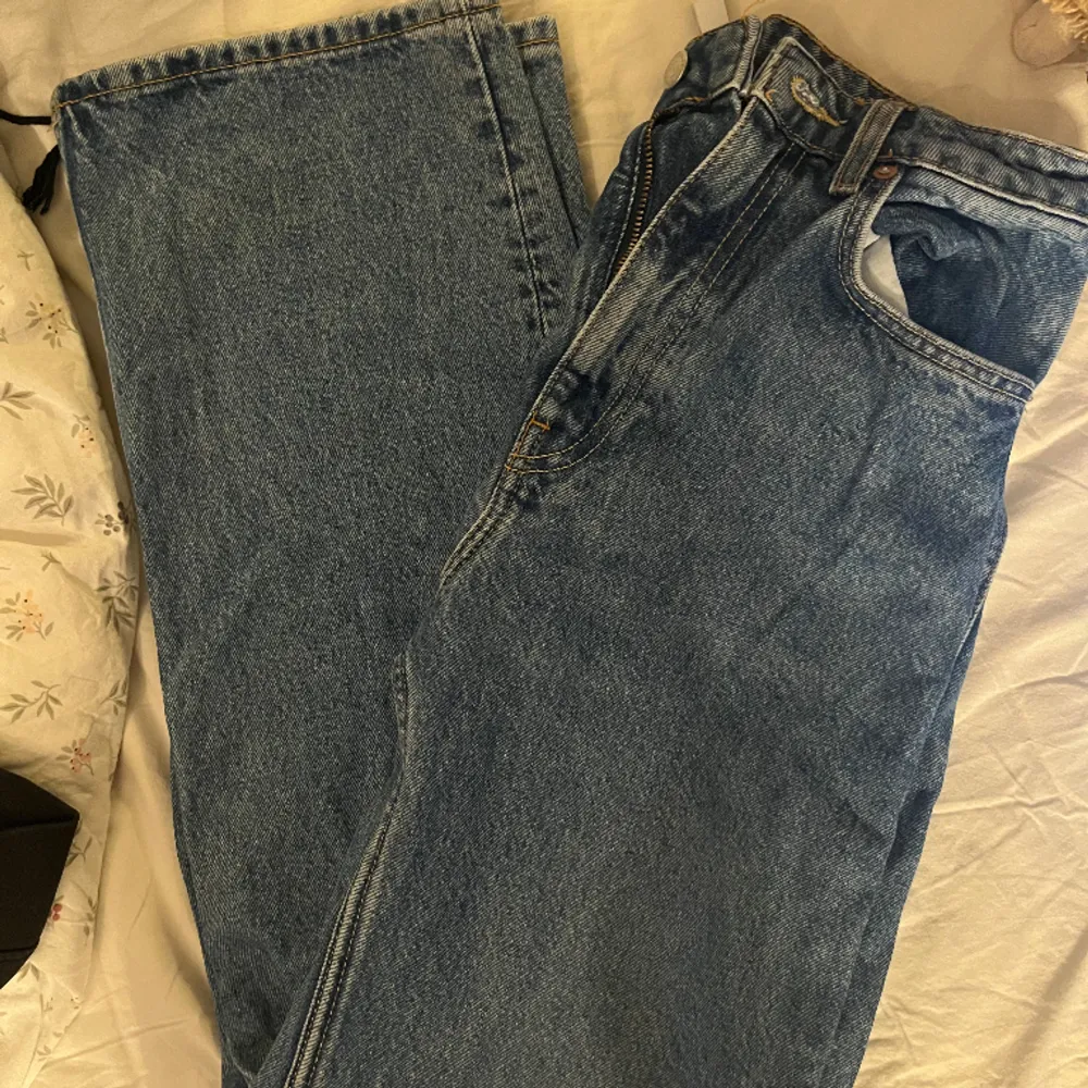 Blåa utsvängda jeans från Weekday. Jättefina men tyvärr inte min stil längre!. Jeans & Byxor.
