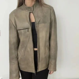 Olive vintage läderjacka - Köpt på plick, kommer inte till användning, är i väldigt bra skick👌🏻