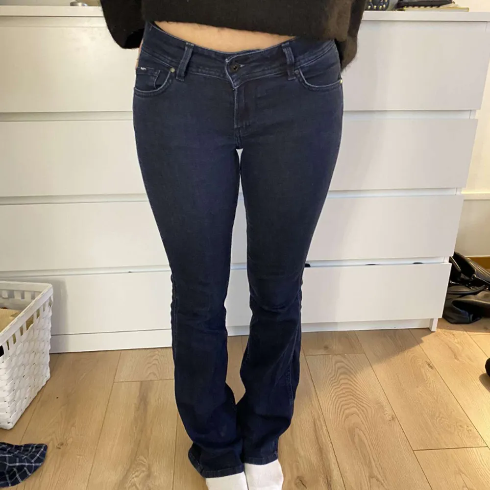 Pepe jeans köpa förra året för 899kr och de finns ej kvar på hemsidan! Skicket är superbra💕 passar mig som har 36 vanligtvis och är 165!😊. Jeans & Byxor.
