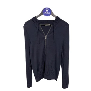 Zadig & Voltaire- Hoodie - Hej🔹Unik Zip hoodie från det franska märket Zadig & Voltaire. Skick: 8/10 med liten slitage skada. Tveka inte på att kontakta oss i chatten vid frågor, fler bilder eller köp✅