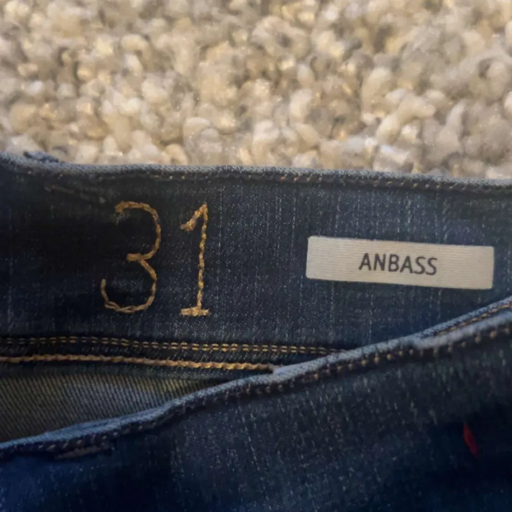 Här har vi ett par feta replay byxor i den eftertraktade modellen ”Anbass” lite äldre modell då dom legat i garderoben oanvänt i flera år🙌 Kom dm vid intresse💸. Jeans & Byxor.