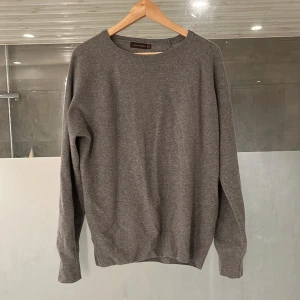 Oscar Jacobson tröja  - Snygg och stilren stickad tröja ifrån Oscar Jacobson. 100% merinoull skick är 10/10 knappast använd. Storlek S/M Nypris 1500kr Va inte rädd att ställa frågor om du undra över något? 