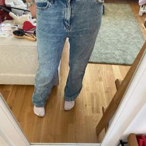 Mid waist jeans som är lite mer baggy. Säljer pga att de inte används 