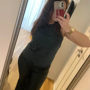 Mörkgrön topp - Cool topp, passar till fest, materialet är siden likt. Används tyvärr inte, skriv om det är nått mer😽😽