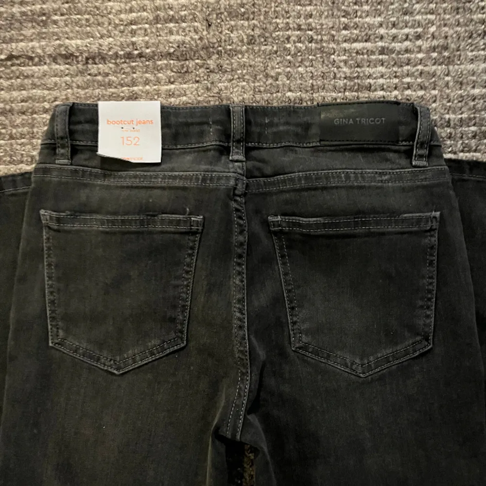Säljer dessa helt nya Gina Young jeans med prislappen kvar. 💕 Storlek 152 och helt oanvända  Tryck på köp nu! 💕 . Jeans & Byxor.
