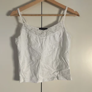 Brandy Melville topp - Säljer detta linne från brandy då jag har för mycket vita toppar:), Stl xs/s nypris var 220kr🤍