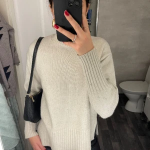 Stickad tröja  - Defekt-nopprigt men går enkelt bort med rakhyvel eller maskin🤗 