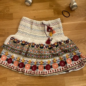 Zara kjol - En jätte fin zara kjol i storlek m, har använts 1 gång eftersom storleken var lite stor. Den är i toppskick. Passar perfekt nu på sommaren!