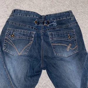Jeans med snygga fickor ❤️‍🔥 - Bra skick. Lite större 