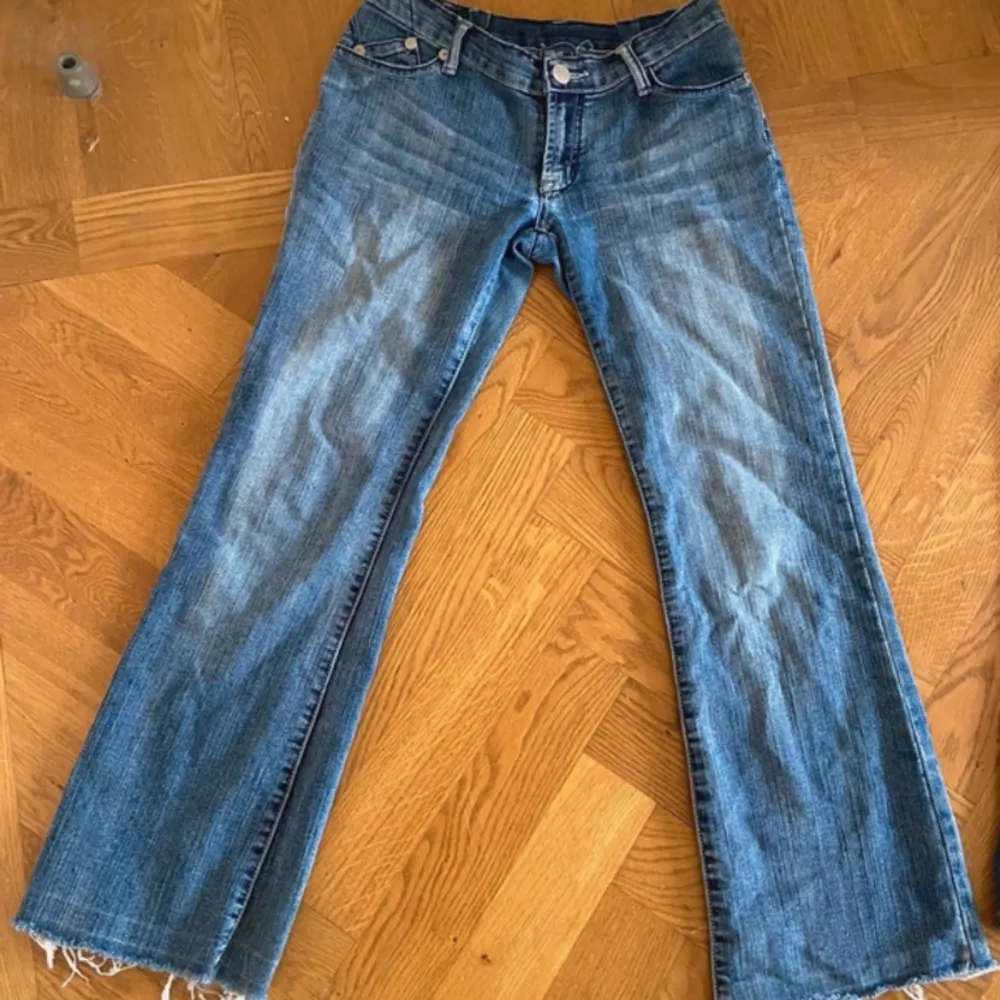 Jätte snygga lågmidjade flare/bootcut jeans från märket victoria beckham. Köpte de från en annan säljare och säljer pga ingen användning.. Jeans & Byxor.
