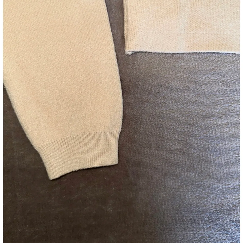 Färg: beige.  Strl: XS.  Klassisk tröja från Bershka. Jätteskönt & fint material som inte skrynklar. Croppad modell. Perfekt att dra över en klänning en sommarkväll! Helt NY och oanvänd.. Tröjor & Koftor.