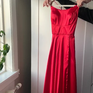 Balklänning - Säljer min superfina balklänning som aldrig använts då jag tog studenten 2020. Köpt på youmefashion, nypris 2999kr. Svårt att få med hela klänningen på bild men har en video som kan skickas om man vill se klänningen på. Mått kan också skickas i pm