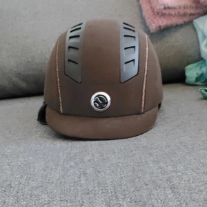 Brun ridhjälm från back on track. - Säljer denna ridhjälmen för att den har blivit för liten, fint skick. I stort sätt oanvänd