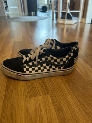 Vans - Rutiga vans i storleken 39. Dom är smutsiga men i bra skick, har bara använt dom fåtal gånger.