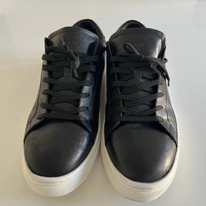 Jack & Jones skor - Köpt på Jack & Jones i Helsingborg, däremot köpte jag fel storlek. Bra passform, nypris är 1000 kr. Köpta i Januari men har inte orkat lägga ut skorna. Storlek 44, pris går att förhandla.