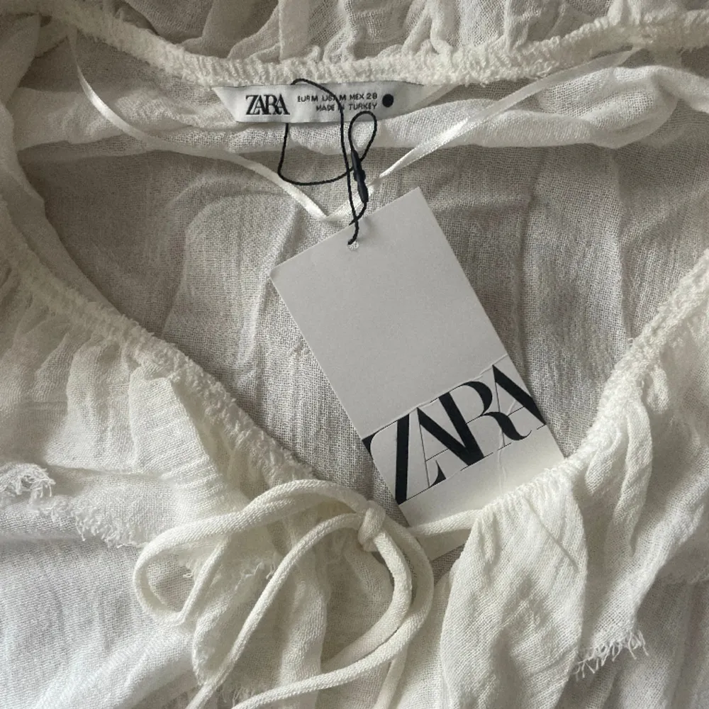 Populära zara tröjan i vit som är i storlek M men passar mig som har storlek S, tröjan har aldig använts och har lappen kvar💕tröjan är perfekt till sommaren🫶🏼. Toppar.