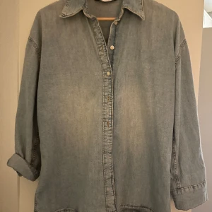 Jeansskjorta  - Fin knappt använd jeansskjorta från Zara  Lite over size modell men lagom stor 