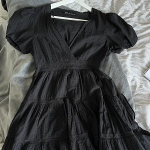 Zara klänning - Intressekoll! Endast använd en gång! Storlek M men sitter som en S