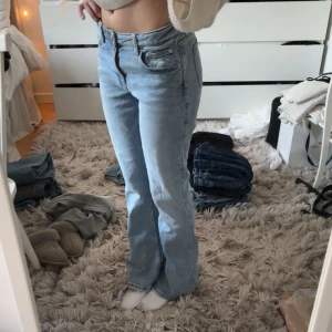  bootcut jeans - Super fina och sköna jeans med medel hög midja från ginatricot🥰 jeansen är i strl 164 från barnavdelningen.