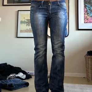 Lågmidjade bootcut jeans - Jättefint skick ”washed” färg. 