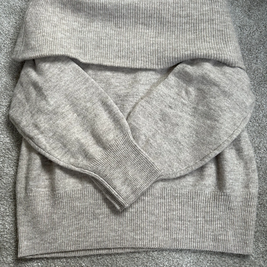 Offshoulder stickad tröja