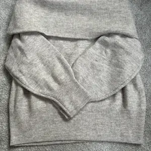 Säljer denna superfina offshoulder tröja från hm i storlek S för att den inte kommer till användning💕  Den är i super bra skick, bara använd ett fåtal gånger💕  Den är slutsåld på deras hemsida.  Skriv till mig om du vill ha flera bilder❣️