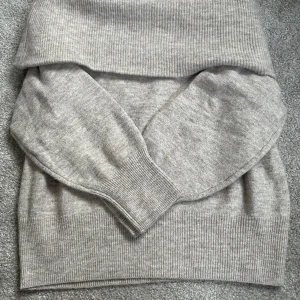 Offshoulder stickad tröja  - Säljer denna superfina offshoulder tröja från hm i storlek S för att den inte kommer till användning💕  Den är i super bra skick, bara använd ett fåtal gånger💕  Den är slutsåld på deras hemsida.  Skriv till mig om du vill ha flera bilder❣️