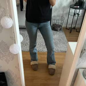 Jättefina bootcut jeans med medelhög midja 💕