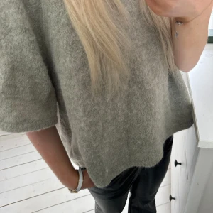 Stickad tröja  - Stickad tröja med trekvartsärmar i mohair och kashmir fint skick. Från american vintage köpt för 1600